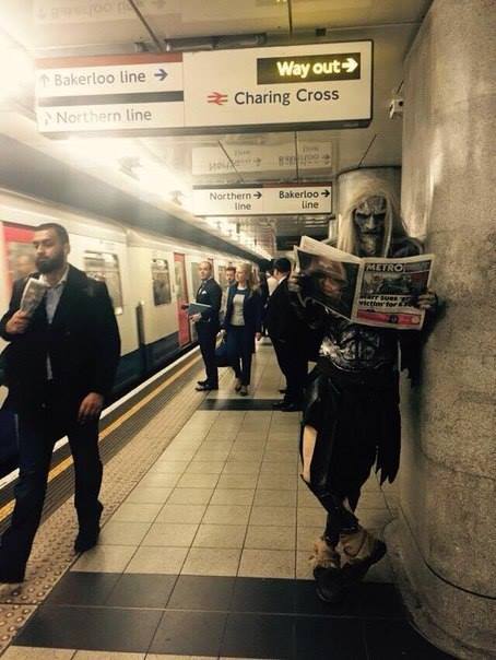 Biały wędrowiec był widziany w metrze w Londynie Obrazki   