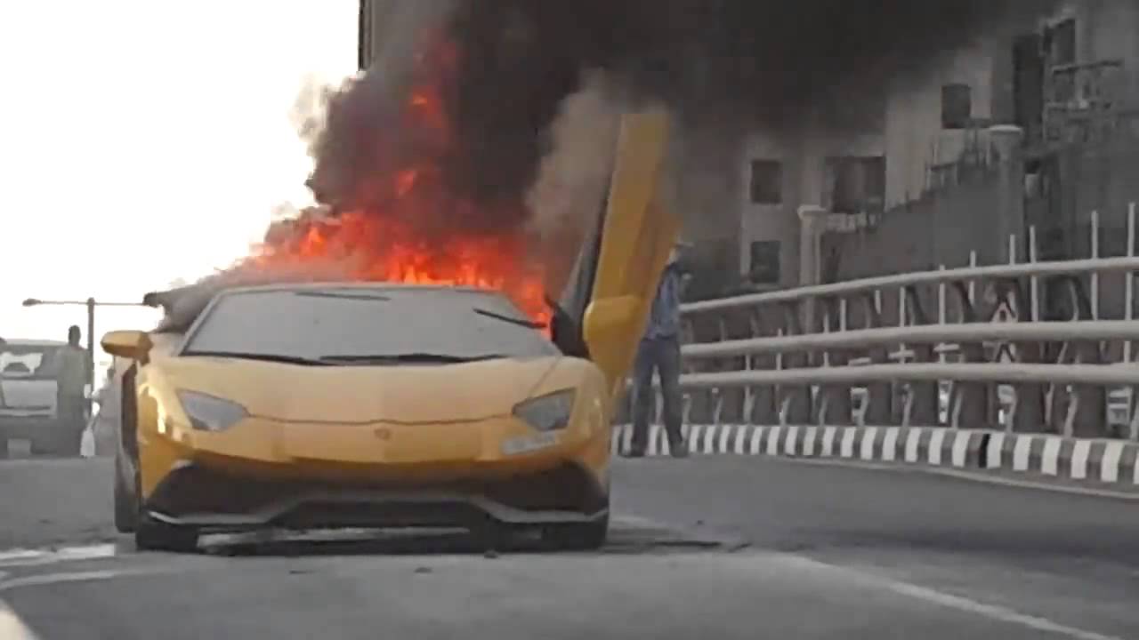Idiota w Lamborghini Aventador! Tak się kończy piłowanie silnika na światłach! Video   