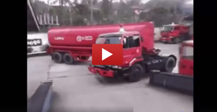 A ty byś tak zaparkował? Niesamowite umiejętności kierowców ciężarówek! HIT! Video   