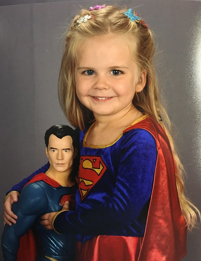 Ta 3 latka stała się bohaterką internetu!  Wybrała sobie ciekawe ubranie do zdjęcia w przedszkolu! Obrazki   