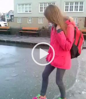 Ta dziewczyna pokazuje jak nie deptać zamarzniętej kałuży xD Video   