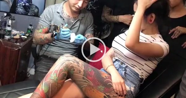 Jej piersi eksplodowały po tym jak chciał zrobić jej tatuaż! Szok! Video   