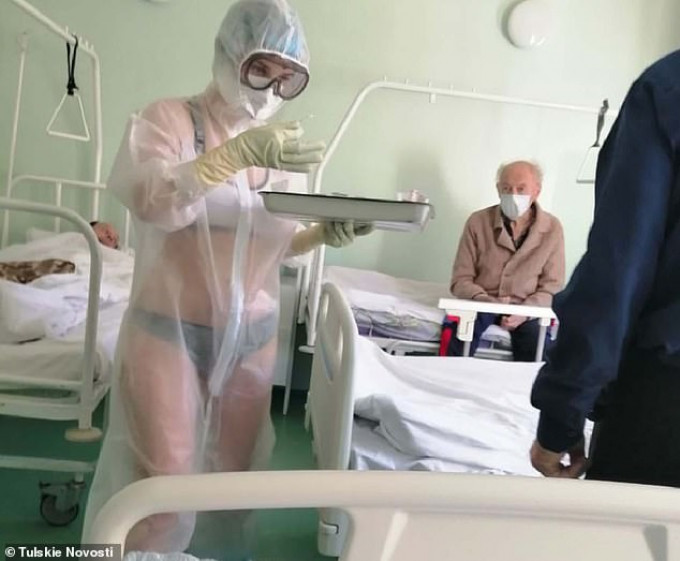 Pielęgniarka w bieliźnie pod prześwitującym kombinezonem "ożywiła" pacjentów, ale dostała reprymendę Obrazki   